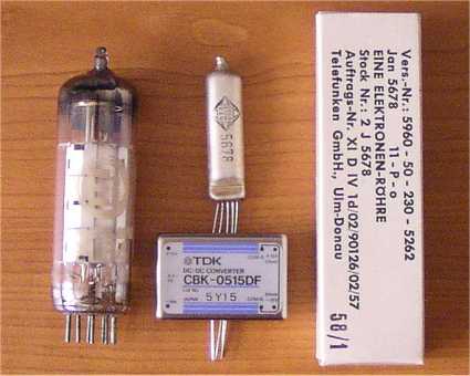 Baterijska elektronka 5678 (desno je njena embalaa)